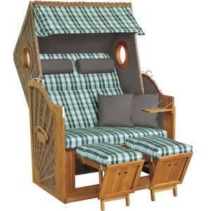 Strandkorb Trend 45+ aus Akazienholz mit grün-weiß karierten Kissen und Fußstützen.