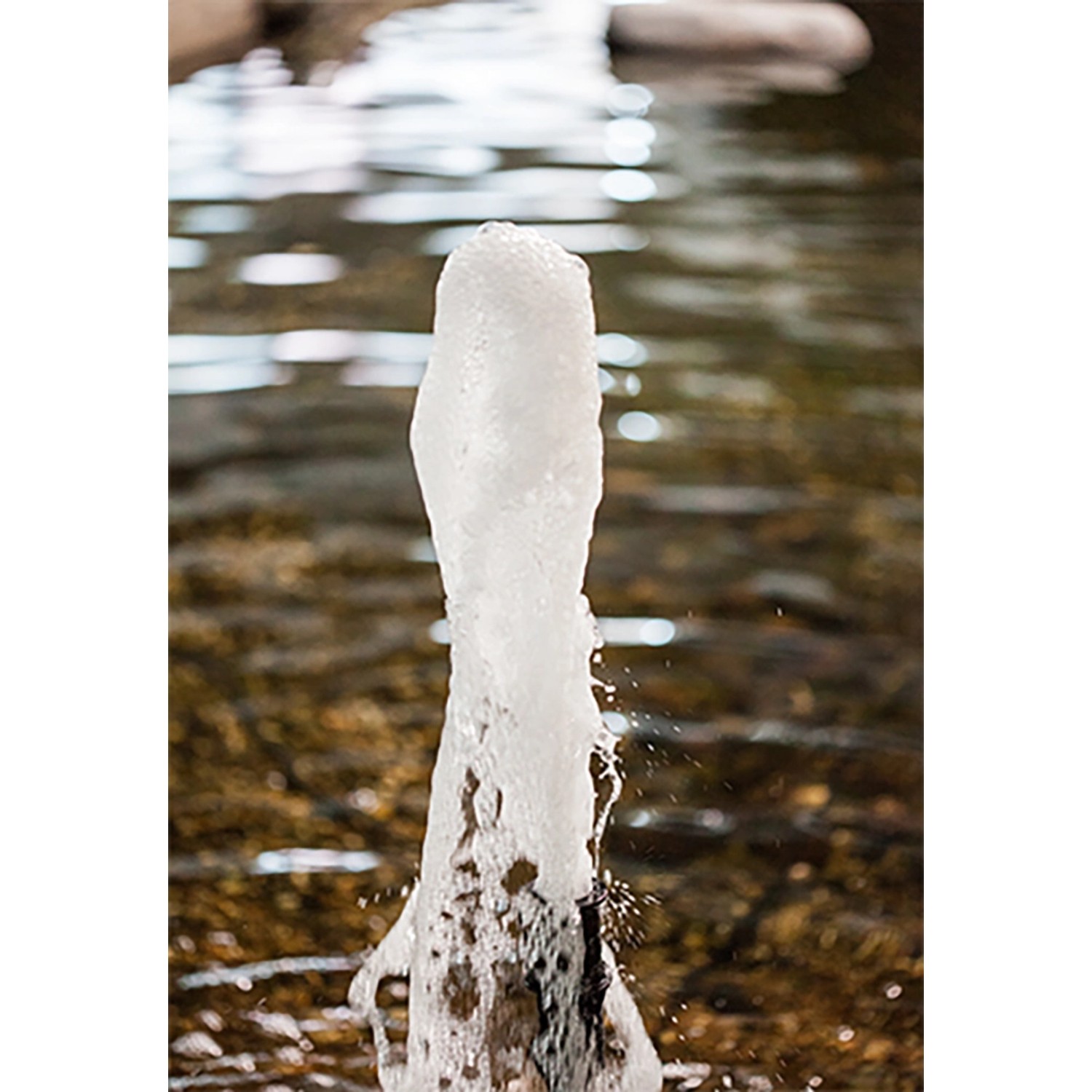 Heissner Aqua Jet Eco Teichpumpen-Set mit Wasserspiel im Teich.