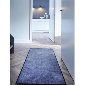 Grauer Universal Teppichläufer (67x150cm) im Flur auf Holzboden.