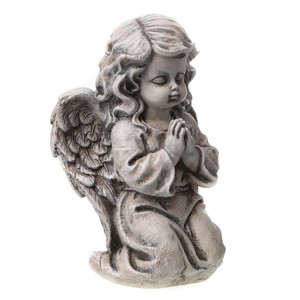 Kniende Deko-Figur Engel, 16 cm hoch, aus grauem Polyresin für die Gartendekoration.