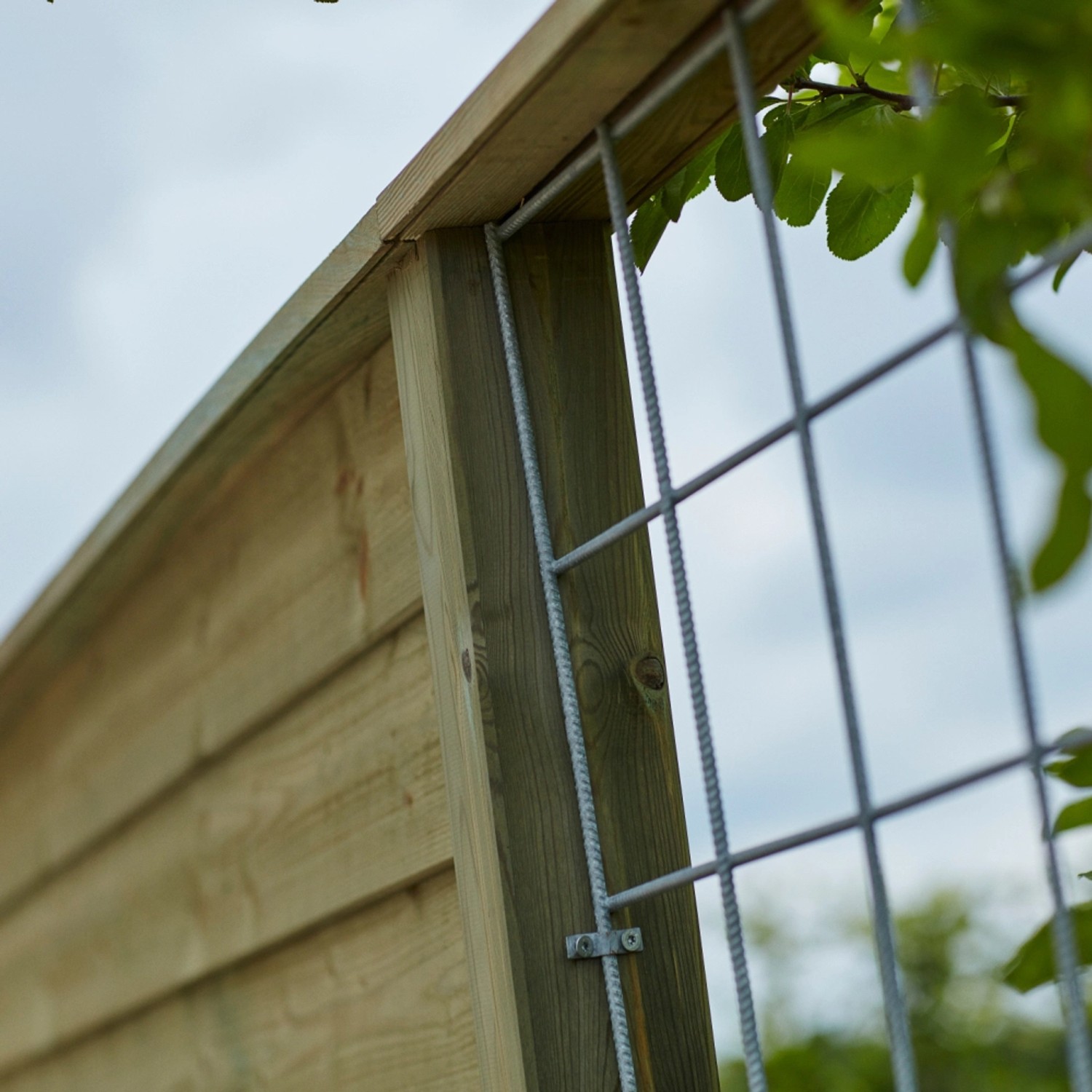 Detailaufnahme Sichtschutzzaun Klink aus Nadelholz, druckimprägniert mit Spalier.