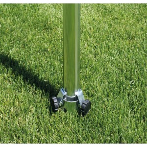 Schneider Bodendübel für Schirmständer, verzinkter Stahl, mit Zentrierschrauben im grünen Gras.