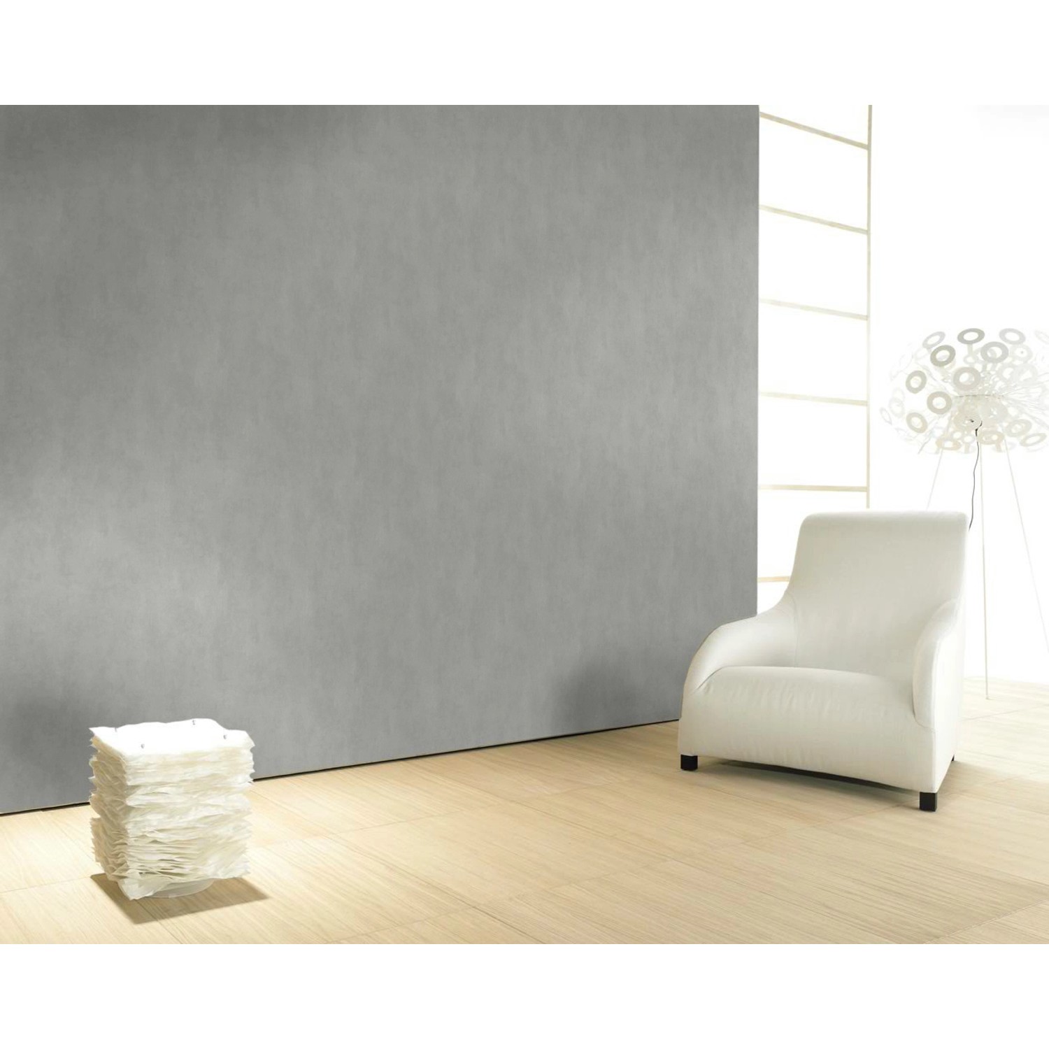 Graue Vliestapete Nabucco mit Putzstruktur im Vintage-Look an der Wand.