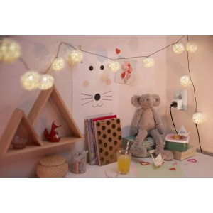 WiZ Smart Plug mit Powermeter im Kinderzimmer mit Lichterkette und Deko.