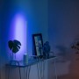 Weiße Philips Hue Gradient Signe Tischleuchte mit Farbverlauf im Ambiente.