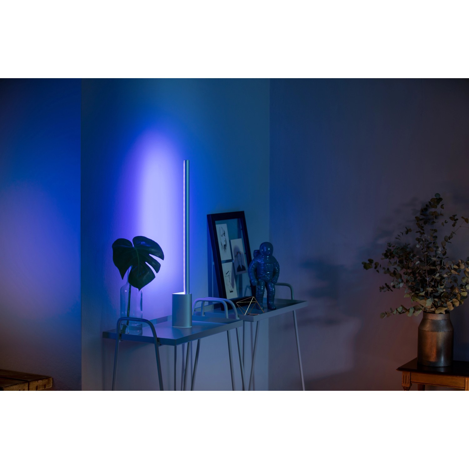 Weiße Philips Hue Gradient Signe Tischleuchte mit Farbverlauf im Ambiente.