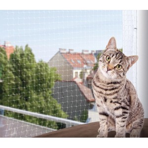 Katze sitzt vor Jollypaw Schutznetz 3x2m auf Balkon. Sicherheitsnetz für Katzen.