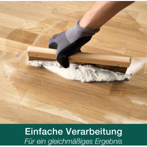 Auftragen von Bona Home Parkettwachs auf Holzboden mit Rakel. Holz-Wachs für optimalen Schutz.