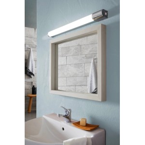 Eglo LED-Wandleuchte Tragacete, 68 cm, Chrom-Silber mit Steckdose im Badezimmer.