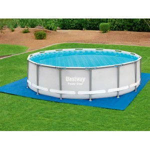Blaues, quadratisches Bestway Flowclear Pool mit Poolbodenplane auf Rasen.