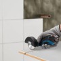 Bosch Akku-Winkelschleifer GWS 12V-76 im Einsatz beim Fliesenschneiden.