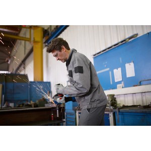 Mann schleift Metall mit dem Bosch Professional Winkelschleifer GWS 17-125 S INOX.