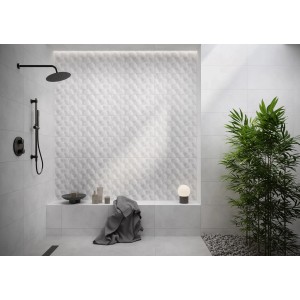 Badezimmer mit Cersanit Wandfliese Steingut Lichtgrau Decoration, 30x60 cm, mit 3D-Effekt.