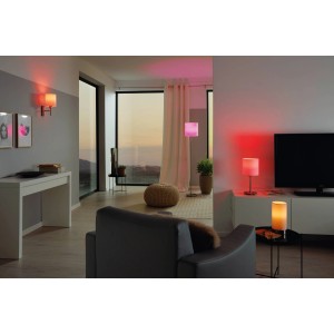 Weiße Eglo Tischleuchte Pasteri im Wohnraum, Design-Tischlampe mit Stoffschirm.