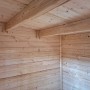 Innenansicht Weka Gartenhaus Taro C: Wände und Decke aus hellem Fichtenholz.