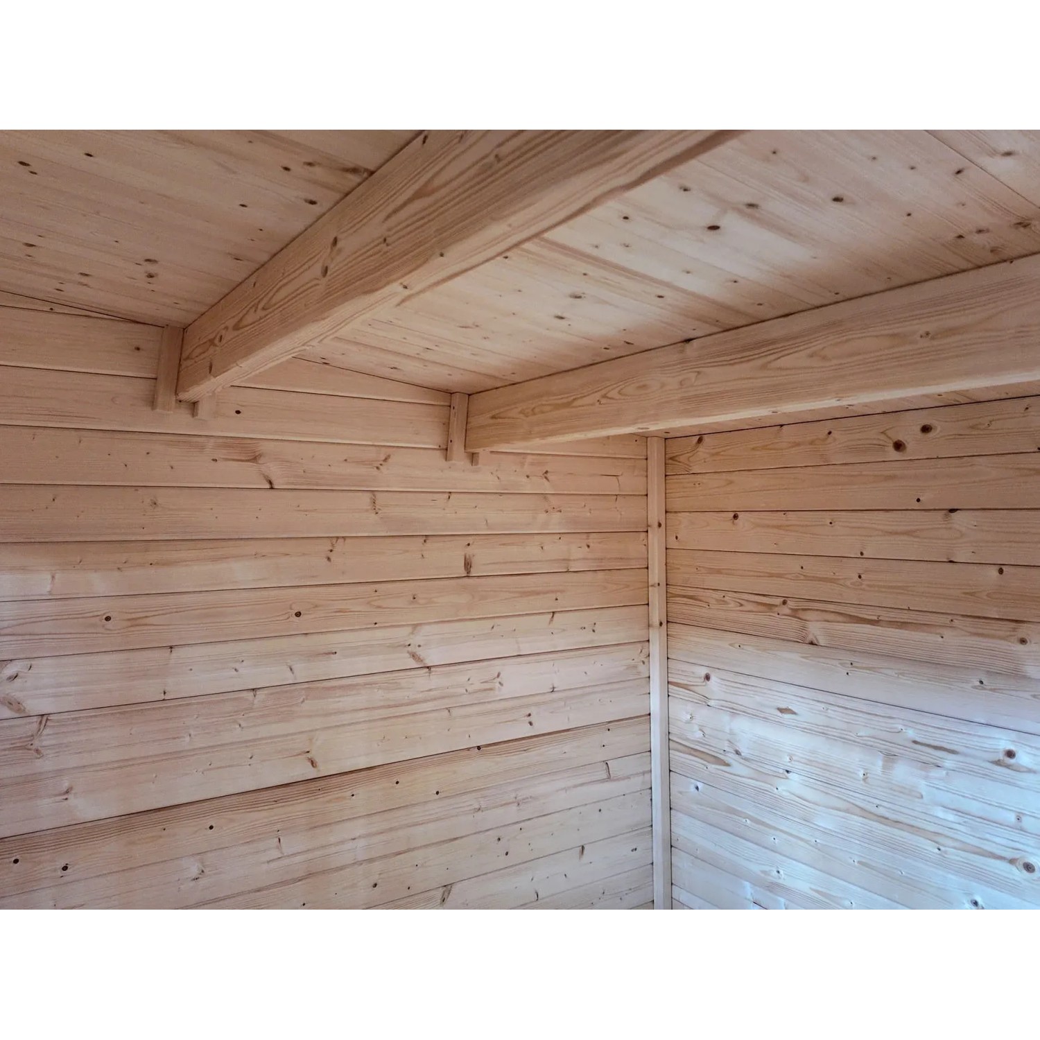 Innenansicht Weka Gartenhaus Taro C: Wände und Decke aus hellem Fichtenholz.