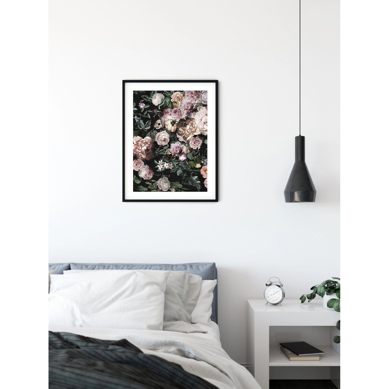 Komar Wandbild Charming Wild, 40x50 cm, mit floralem Rosen-Motiv im schwarzen Rahmen.