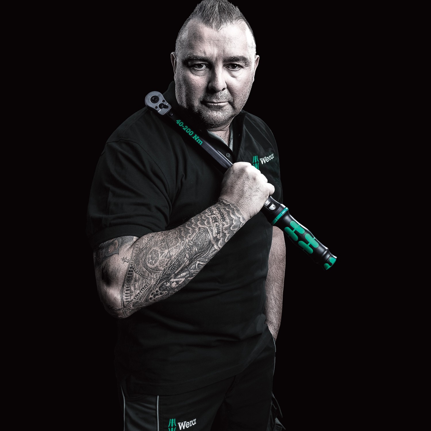 Wera Click-Torque A 5 Drehmomentschlüssel (1/4 Zoll) mit Mann im schwarzen Shirt.