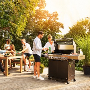 Jamestown Gasgrill Knox mit 4 Brennern und Familie beim Grillen im Garten.