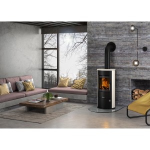 Justus Austin 5 Kaminofen in Kalkstein Cream mit brennendem Feuer im Wohnraum.