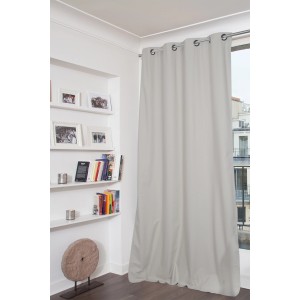 Heller, grauer Verdunklungsvorhang (250x135 cm) von Moondream am Fenster.