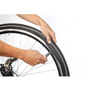 Fahrradreifen-Montage: 28 Zoll Rad mit Werkzeug zum Reifenwechsel. Fischer Fahrradschlauch.