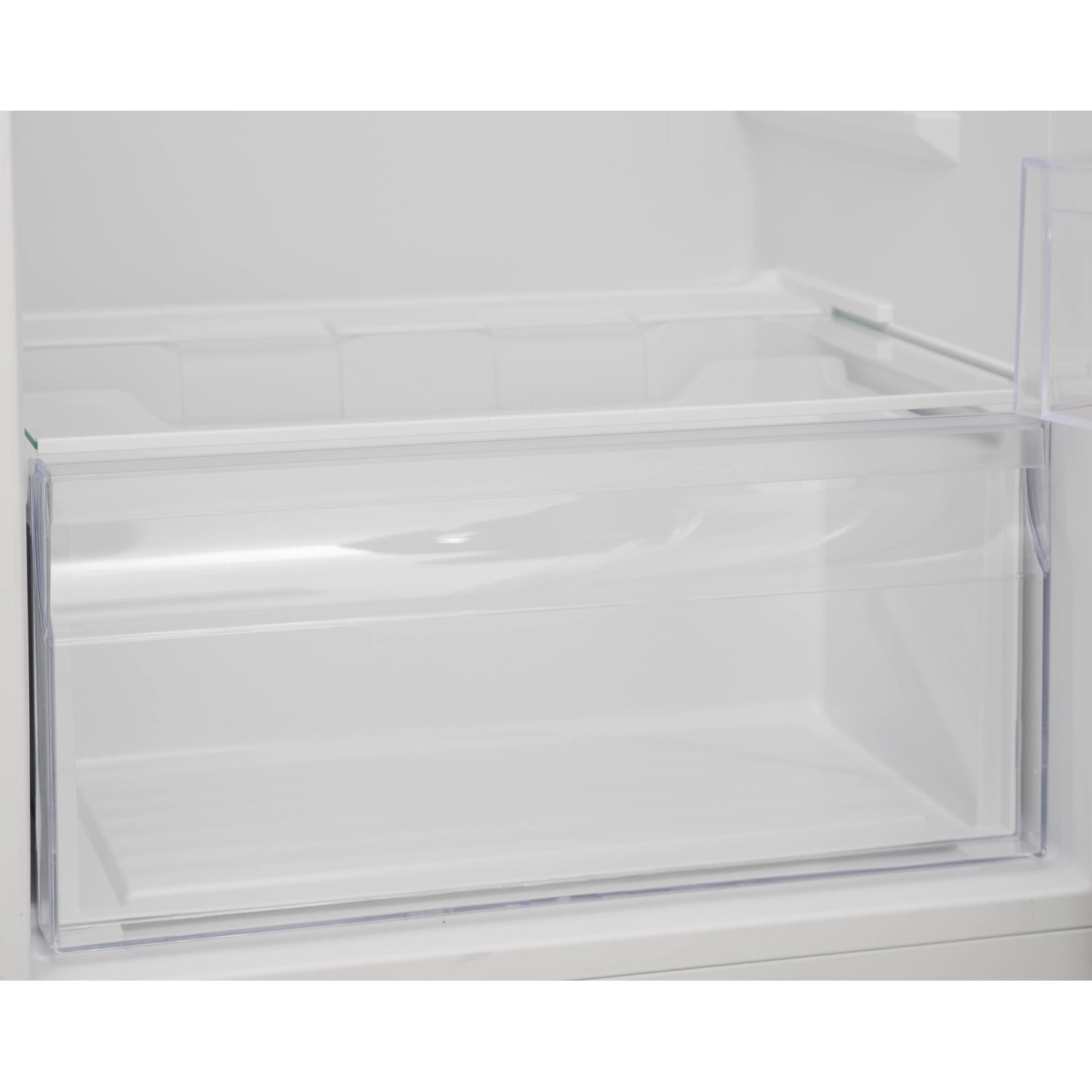 Innenansicht: Gemüsefach der Respekta Einbau Kühl-Gefrierkombination Samu, weiß.