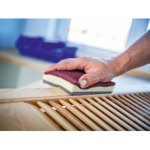 Hand schleift Holz mit LUX Schleifvlies-Set Comfort K320/K400. Schleifmittel für feine Arbeiten.