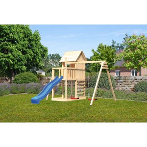 Karibiu Stelzenhaus Frieda mit Doppelschaukel, Kletterwand und blauer Rutsche im Garten.