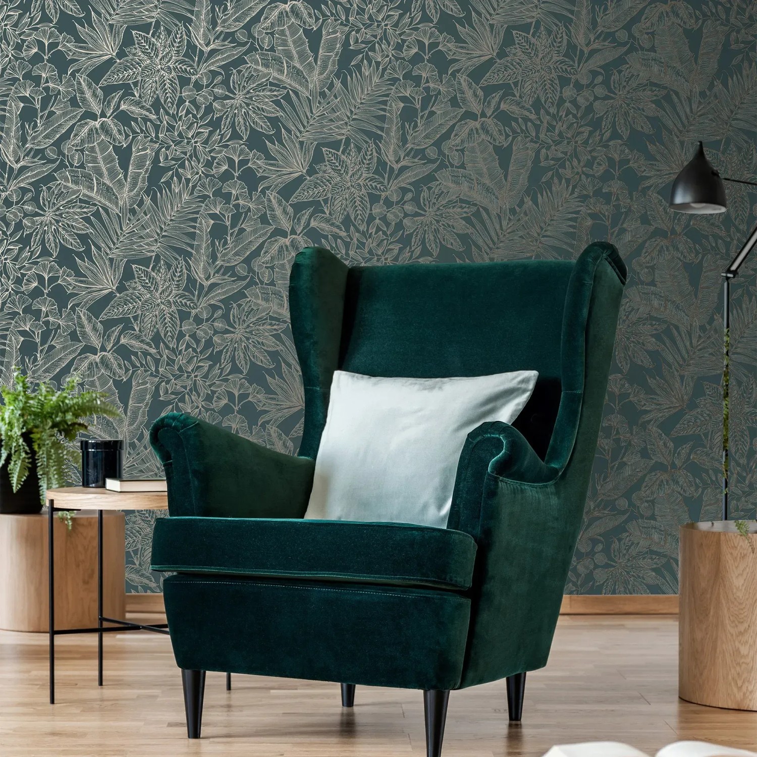 Boutique Vliestapete Emerald mit goldenem Blattmuster im Wohnraum.