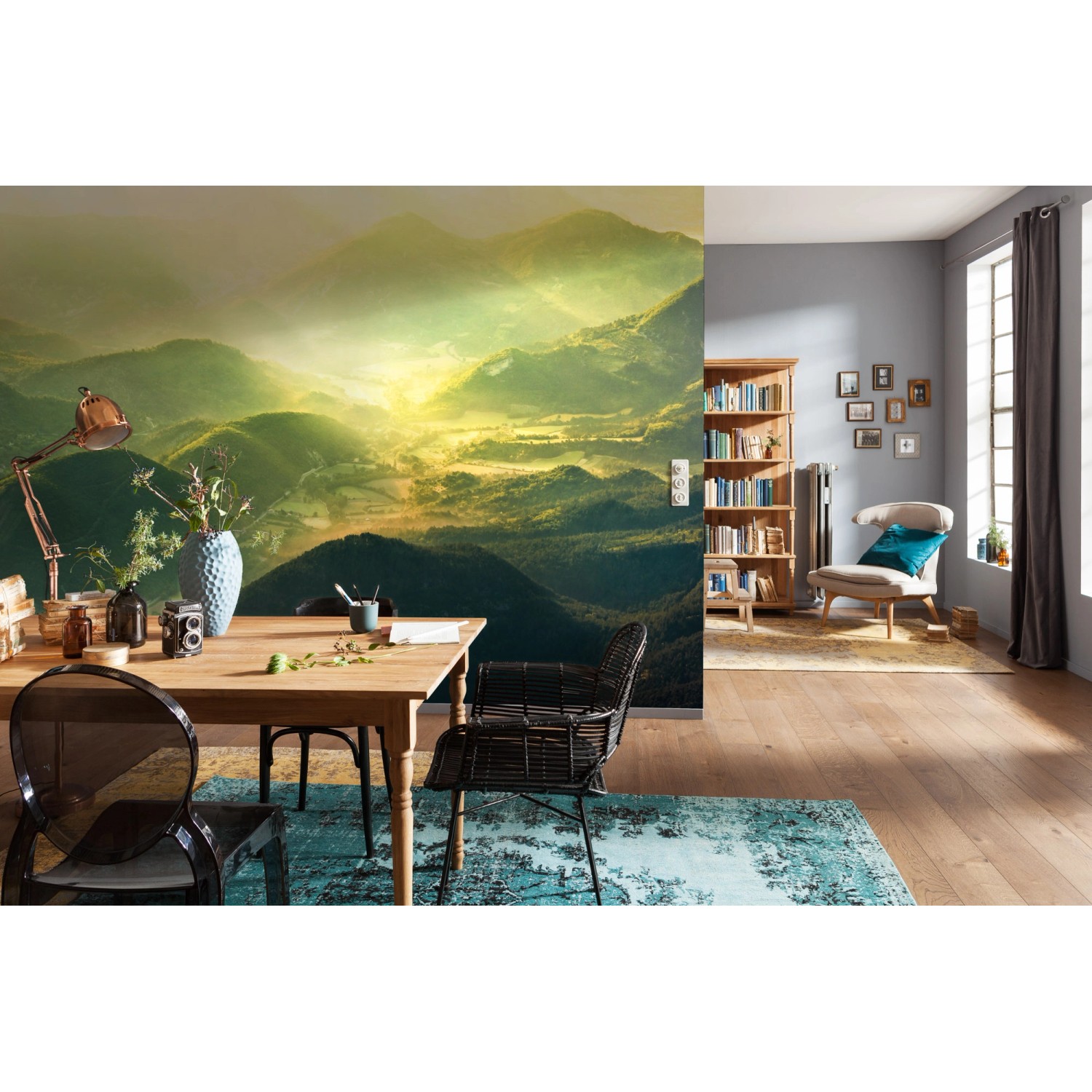 Komar Vlies Fototapete The Shire, 200x150 cm, mit Berglandschaft im Wohnraum.