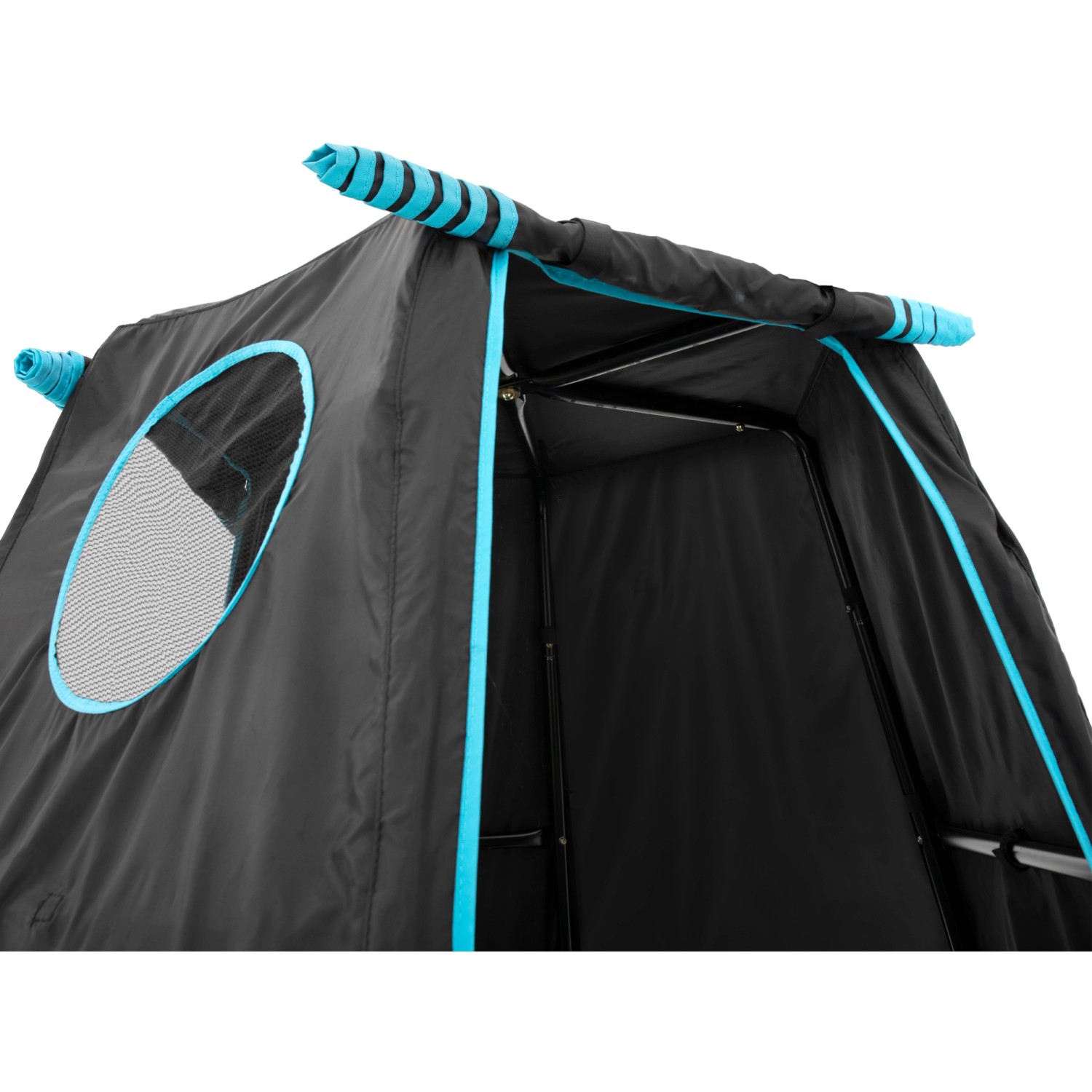 Detailaufnahme: Schwarzer TP Toys Spielturm Explorer mit blauem Rahmen und Fenster.