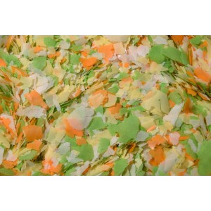 Dobar Teichflocken Mix, mehrfarbig: Gelbe, grüne, orange und weiße Teichfutter-Flocken.