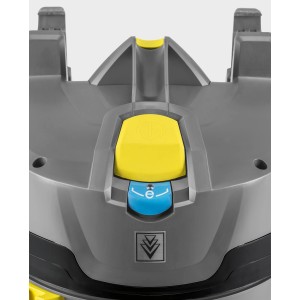 Detailaufnahme des Kärcher Akku-Sauger T 9/1 Bp: Gelber Knopf und blauer Schalter.