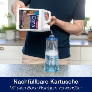 Bona Premium Spray Mop: Nachfüllen der Kartusche mit Reiniger für Parkettböden.