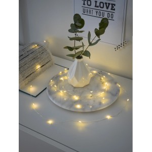 Konstsmide Micro LED Lichterkette mit 40 warmweißen LEDs auf silbernem Draht für den Innenbereich.