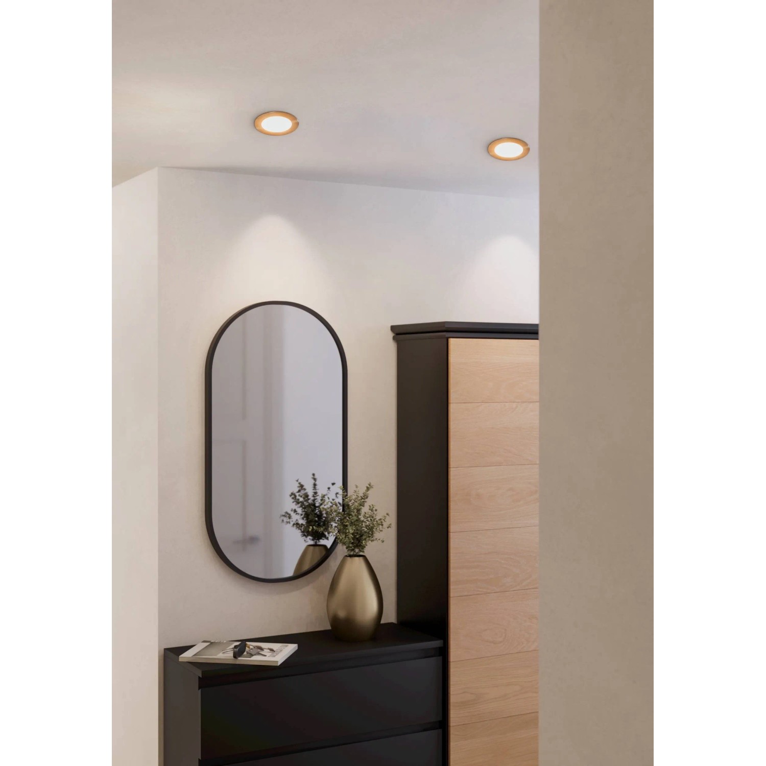 Nickelfarbener Eglo LED-Einbauspot Fueva 5, Ø 11,7 cm, 3000K, in Wohnraum integriert.
