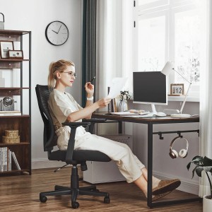 Schwarzer Songmics Schreibtischstuhl Kime mit Wippfunktion im modernen Arbeitszimmer.