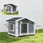 Grau-weiße PawHut Hundehütte aus Tannenholz mit schwarzem Dach, erhöhtem Boden und aufklappbarem Fenster. Für Outdoor-Einsatz.