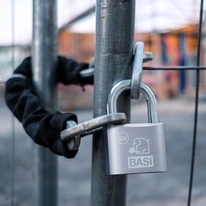 Basi Vorhangschloss 50 mm am Zaun befestigt, Aluminiumgehäuse.
