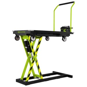 Grün-schwarzer Zipper Scherenhubwagen ZI-SHW200LIFT mit elektrischer Hubfunktion, angehoben.