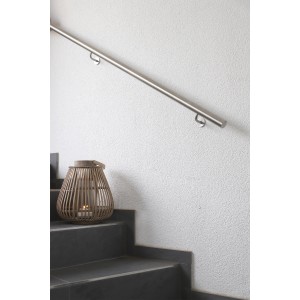 Edelstahl Handlaufset V2A, 4 cm Ø x 200 cm, an Treppe montiert.