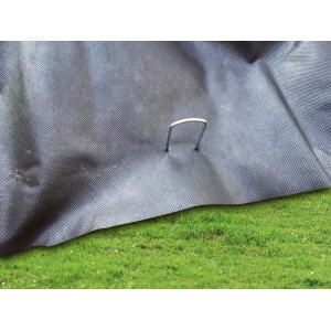 U-förmiger Folien- und Vlieshalter (14 cm) aus Stahl befestigt ein graues Vlies auf grünem Gras.