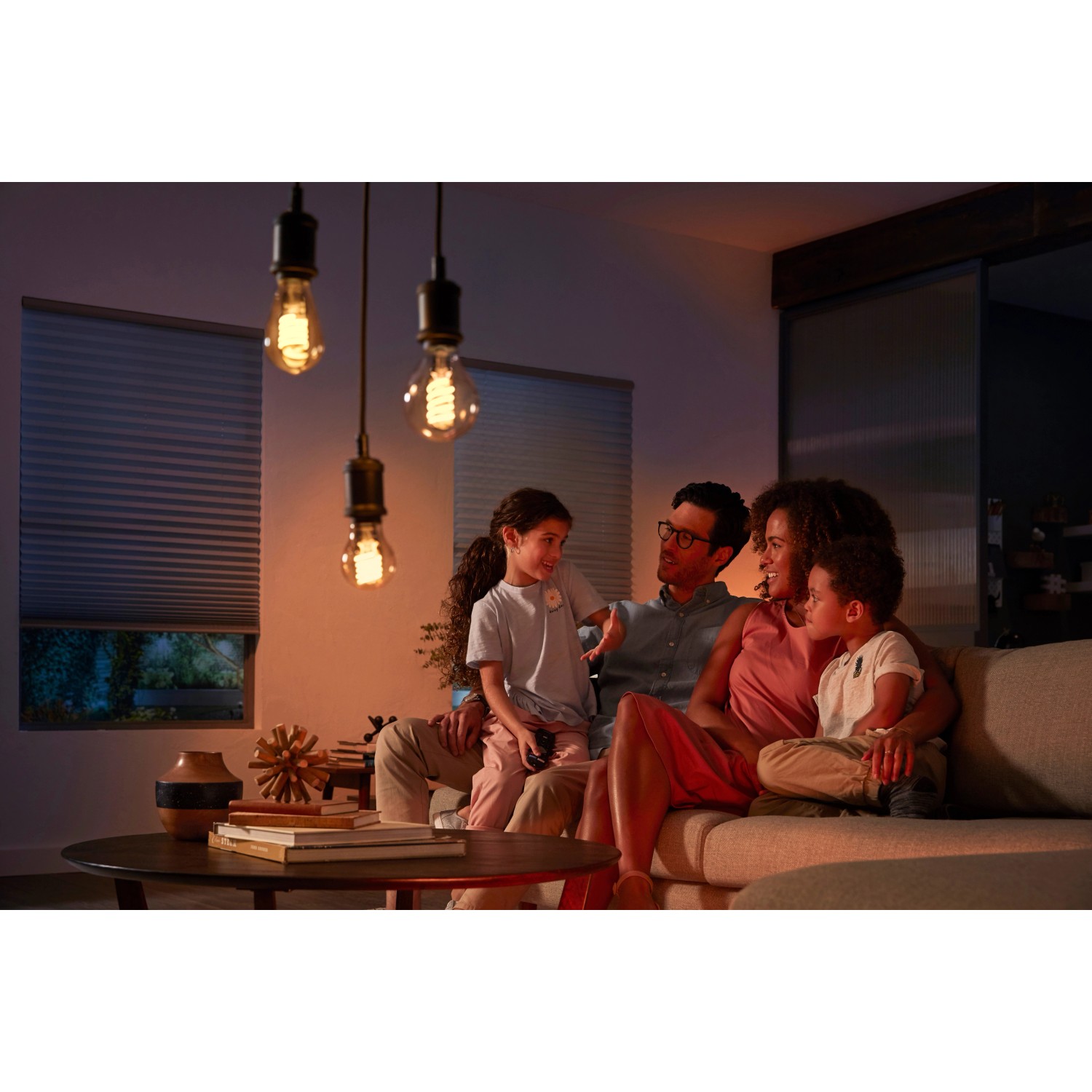 Philips Hue Filament ST19 LED-Lampe (E27) im Wohnraum mit Familie.