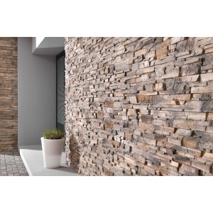 Stegu Verblender Grenada Rost: Wand mit rustikalen, braun-grauen Verblender Riemchen imitiert Naturstein.