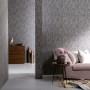 Anthrazitfarbene Vliestapete Nabucco mit Putzstruktur und Vintage-Look im Wohnraum.