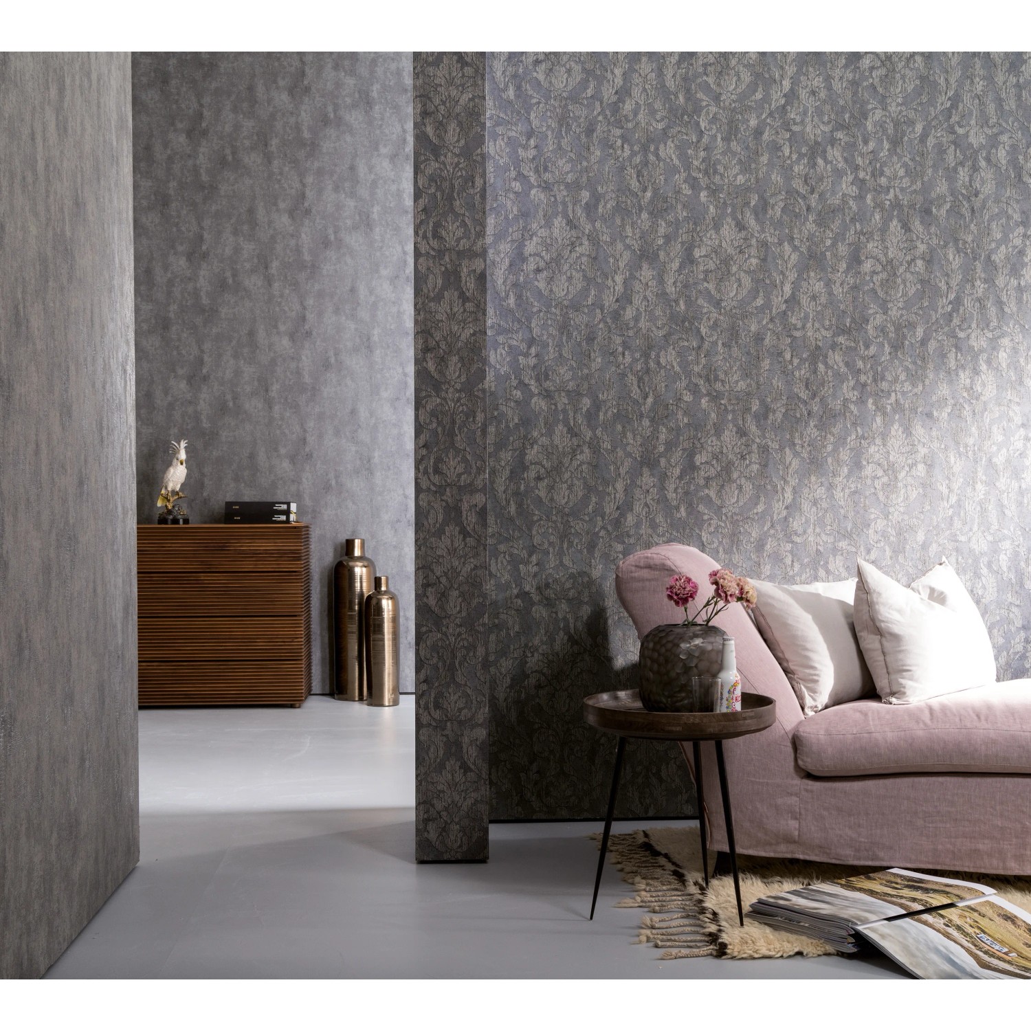 Anthrazitfarbene Vliestapete Nabucco mit Putzstruktur und Vintage-Look im Wohnraum.