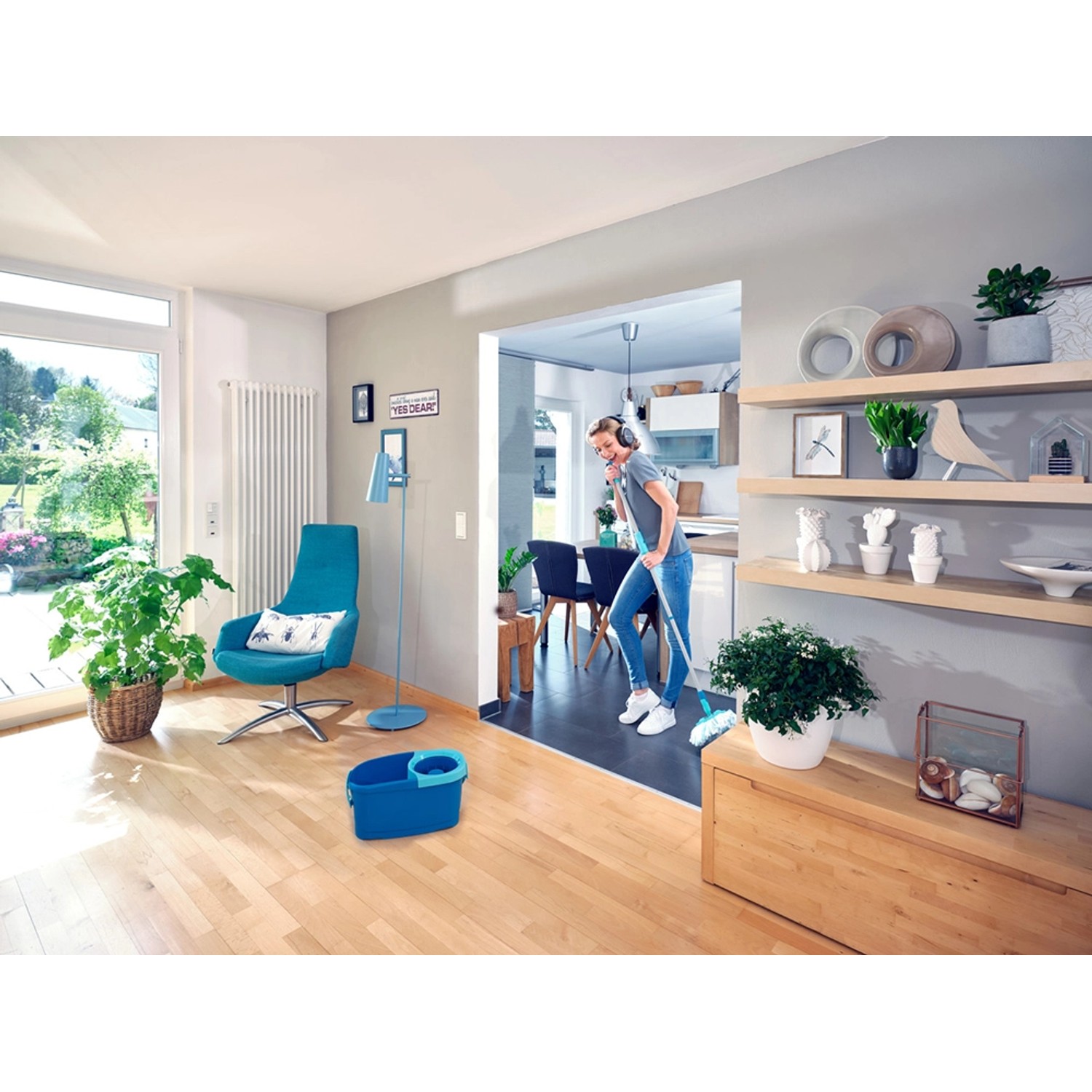 Leifheit Clean Twist Disc Mop Ergo Set mit Eimer und Wischmop im Einsatz.