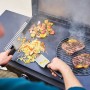 Char-Broil Versa-Tile Gasgrill beim Grillen von Gemüse, Reis und Steaks.