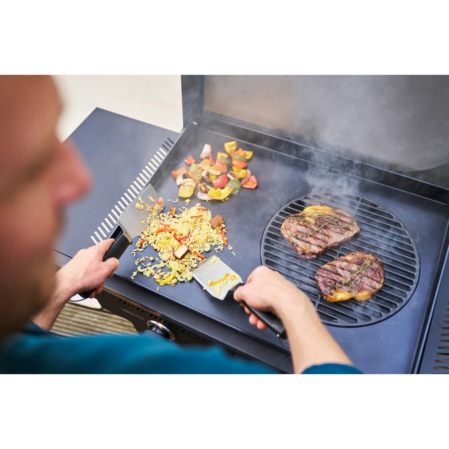 Char-Broil Versa-Tile Gasgrill beim Grillen von Gemüse, Reis und Steaks.